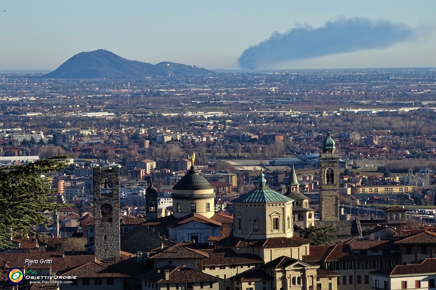 52 Da San Vigilio Citta Alta, Bassa e pianura con nube scura da incendio di autocisterna con 6 morti....JPG